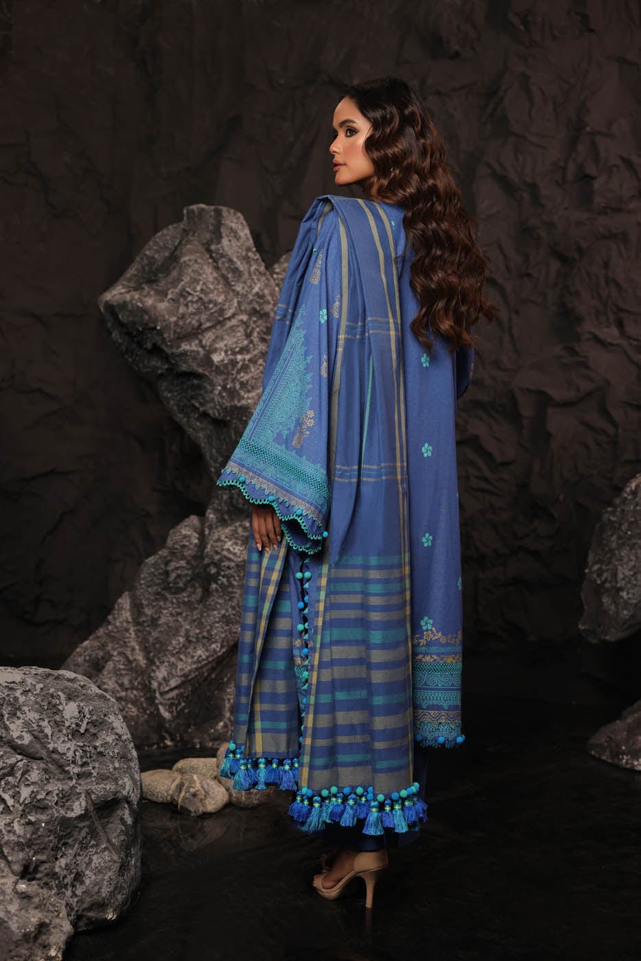 3 Pc Printed Slub Viscose Suit With Shawl | Winter | Al Karam