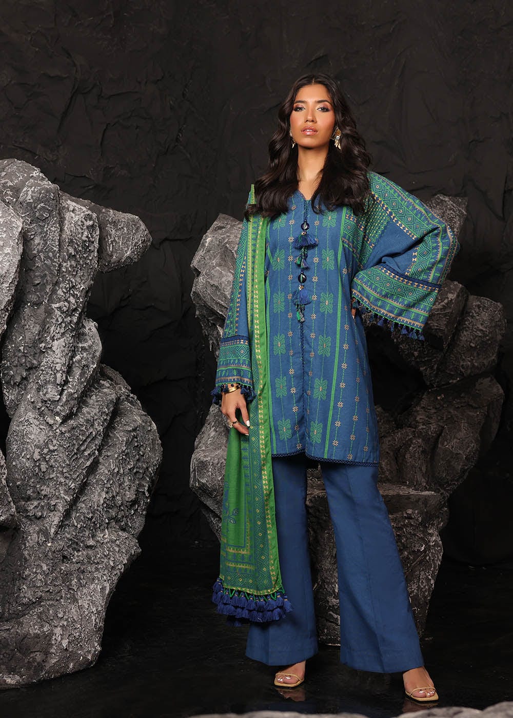 3 Pc Printed Staple Slub Viscose Suit With Herringbone Shawl | Winter | Al Karam