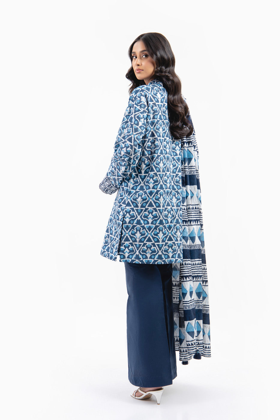 2 Pc Printed Lawn Suit With Silver Lawn Dupatta | Silver | Al Karam