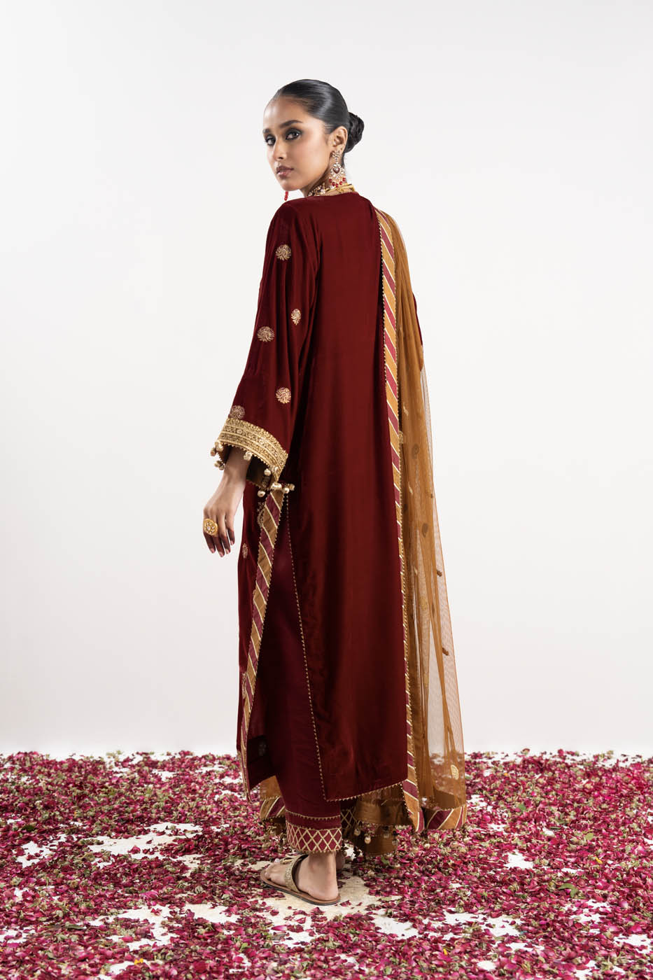 3 Pc Embroidered Velvet Suit With Poly Net Dupatta | Festive | Al Karam