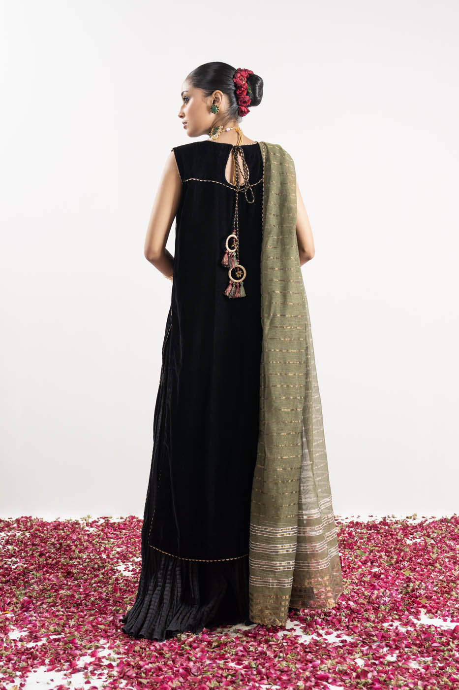 3 Pc Embroidered Velvet Suit With Yarn Dyed Dupatta | Festive | Al Karam