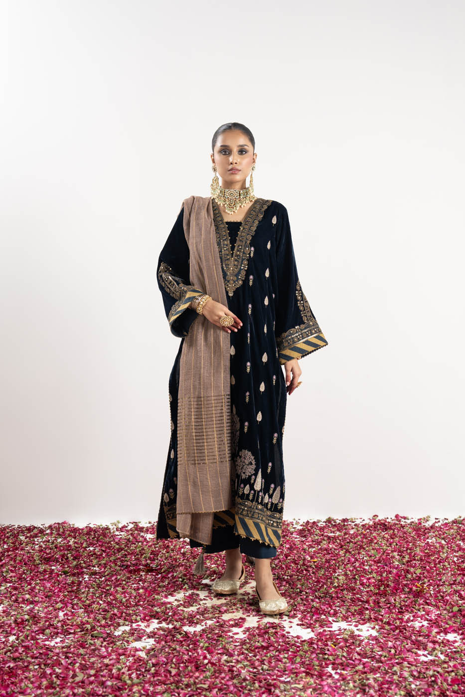 3 Pc Embroidered Velvet Suit With Yarn Dyed Dupatta | Festive | Al Karam